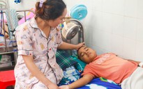 Con muốn sống: Bé trai ung thư 'xin mẹ sinh em khác để con được chết'