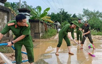 Công an đến Huế tiếp sức người dân dọn bùn sau lũ lịch sử