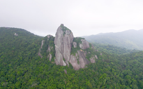 Tháp Chăm kỳ lạ trên đỉnh đá khổng lồ