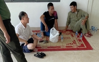 Nước lũ 5 ngày chưa rút, người Hà Nội đến phường trải chiếu 'cầu cứu'