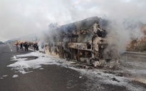 Xe khách chở 30 người bốc cháy trên cao tốc Nha Trang - Cam Lâm