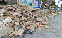 Ngổn ngang trước cổng trường