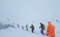 Bão tuyết bất thường, gần 1.000 người mắc kẹt trên núi 
Everest