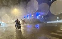 Đêm Trung thu, TP.HCM bất ngờ xuất hiện mưa giông rất mạnh
