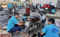 Đến vùng lũ sửa xe máy, đồ điện tử miễn phí