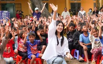 Ca sĩ Phúc Anh mang dự án '54 dân tộc Việt Nam' đến làng phong ở Gia Lai