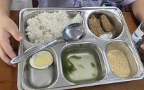 Xôn xao suất ăn bán trú 25.000 đồng với 3 miếng chả, 1 quả trứng, muối mè