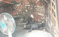 Cháy nhà, cả xóm hỗ trợ phá cửa giải cứu hai mẹ con kẹt trong đám cháy