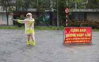 Tê người, nghi bị điện giật khi đi qua điểm ngập ở Hà Nội