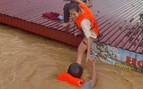 Thuyền du lịch chùa Hương cứu người mắc kẹt ở vùng lũ Thái Nguyên