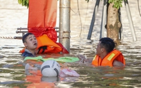 Thái Nguyên vẫn chìm trong nước lũ, người dân chật vật nhận đồ cứu trợ