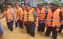 Thủ tướng thị sát 'rốn lũ' Thái Nguyên, thăm hỏi người dân