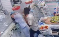 TP.HCM: Người đàn ông liên tục đánh điều dưỡng, đòi đốt bệnh viện