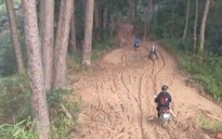 Sạt lở đèo D'Ran: Người dân băng rừng lội bùn đi làm, đưa con đi học