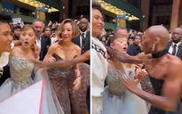 Ariana Grande bị quấy rối trên thảm đỏ