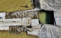 Cận cảnh cầu tràn Thạch Nham sụt lún sau lũ