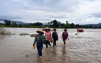 Gia Lai: Cứu hộ thành công 10 người dân bị cô lập do mưa lũ