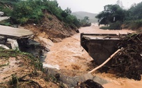 Quảng Ngãi: Nước lũ cuốn trôi cầu Nước Bao, 288 hộ dân bị cô lập