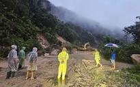 Giải cứu 11 người và nhiều xe mắc kẹt 2 ngày do sạt lở đèo Khánh Lê