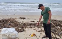 Phát hiện nhiều túi nghi ma túy khi đi nhặt củi dọc bờ biển