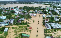 Nha Trang ngập nặng, có nơi gần 2 m: Đường chia cắt, người dân kiệt sức chống lũ