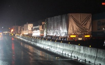 Quốc lộ 1 tê liệt ở Đắk Lắk: Hàng ngàn xe 'nằm đường' vì lũ lịch sử