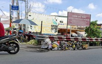 Bảng cấm rất to nhưng vẫn đổ rác