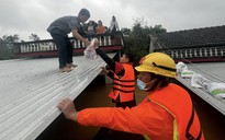 Người Hà Tĩnh lên mái nhà trao đồ ăn giúp người Đắk Lắk: 'An toàn nhé!'