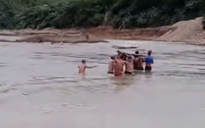 Vượt lũ dữ, sản phụ ở Quảng Trị sinh con trên xe cứu thương