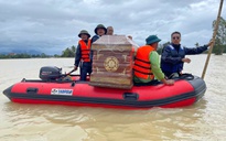 PV Thanh Niên hỗ trợ đưa quan tài vượt lũ lo hậu sự người mất