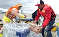 Cảnh sát đường thủy Gia Lai vượt sóng tiếp sức người dân đảo Hải Minh