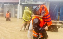 Thanh niên lao vào vùng lũ: Đuối sức vẫn không muốn nghỉ vì người dân đang chờ