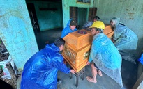 Nước rút ở rốn lũ Hòa Thịnh: Những chiếc quan tài trước cửa, 'xót xa không gì bằng'