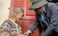 Đoàn công tác của Bộ Chính trị tặng quà người dân vùng ngập lụt Khánh Hòa