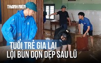 Đoàn viên đội mưa, ngâm nước lũ giúp dân dọn nhà cửa, quét bùn đất