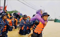 Hơn 2.300 lượt chiến sĩ hải quân vào rốn lũ đưa 4.828 người đến nơi an toàn