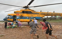 Trực thăng Bộ Quốc phòng thả hàng cứu trợ người dân ngập lụt Phú Yên cũ