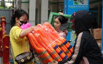 Mua áo phao ở Đồng Tháp, chạy lên TP.HCM gửi cứu trợ vùng lũ