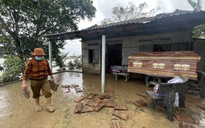 Quan tài vượt lũ vào đến cửa: Con gái nghẹn ngào 'không còn bộ đồ khô cho mẹ'