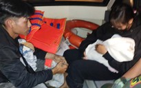 Đưa bé 5 tháng tuổi vượt lũ cấp cứu trong đêm