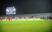 Sân Lạch Tray mất điện, trận Hải Phòng đấu Ninh Bình phải lùi 1 tiếng đến 19 giờ
