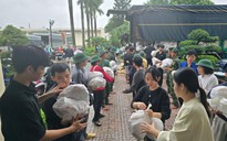 Giảng viên, y bác sĩ trẻ cùng ra quân hỗ trợ người dân vùng lũ