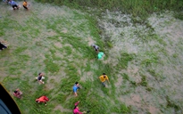 Trực thăng Bộ Quốc phòng tiếp tục thả hàng cứu trợ vùng lũ Đắk Lắk