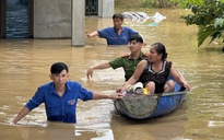 Thanh niên hỗ trợ người dân sau lũ lịch sử