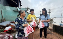 Báo Thanh Niên trao tận tay hàng cứu trợ đến người dân rốn lũ Hòa Xuân