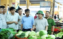 Bí thư Khánh Hòa thị sát giá cả, yêu cầu bình ổn thị trường vùng lũ