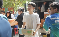 Hàng trăm sinh viên TP.HCM đổ về điểm cứu trợ: 'Làm hoài không thấy mệt'