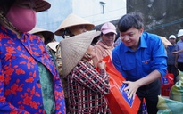 Thanh niên dốc hết sức mình để cứu trợ người dân vùng lũ trung bộ