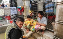 Thợ hồ rốn lũ Hòa Xuân: Nhà sập vẫn từ chối quà, nhường cho người khổ hơn