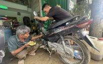 Sửa xe máy ở Nha Trang sau lũ, 'nhiều gấp 100 lần ngày thường'